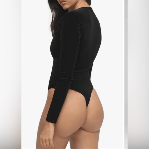Good American Black Velvet V-Neck Long Sleeve Bodysuit - Picture 2 of 6
